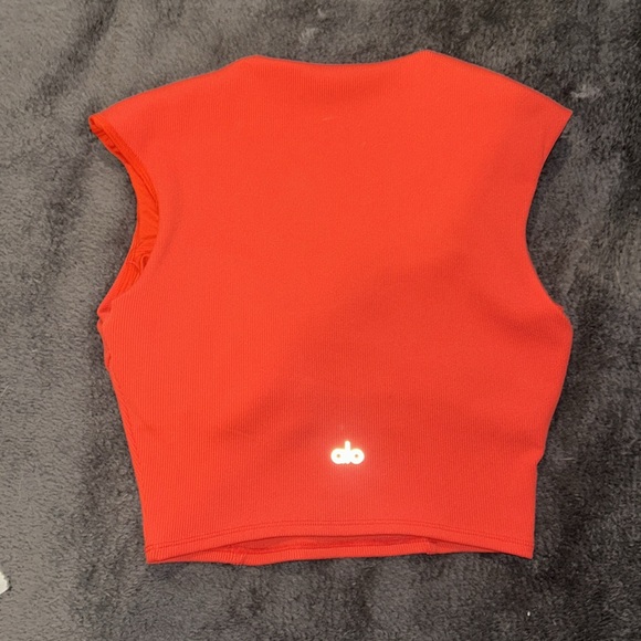 Alo Yoga Sweetheart Short Sleeve Red Top - Picture 3 of 3